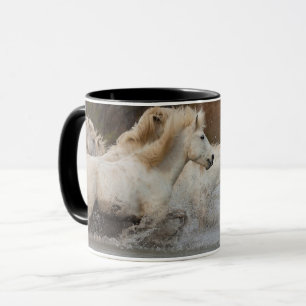 Taza Caballos Blancos de Camargue Corriendo en Agua