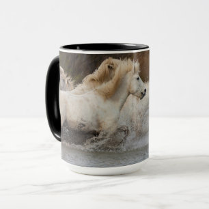 Taza Caballos Blancos de Camargue Corriendo en Agua