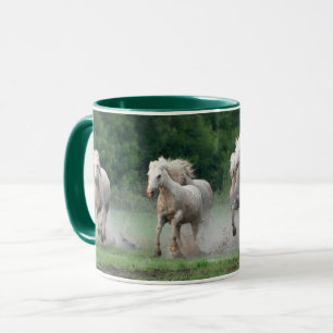 Taza Caballos Camargue corriendo en el agua