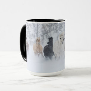 Taza Caballos corriendo por la nieve