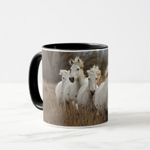 Taza Caballos de Camargue corriendo