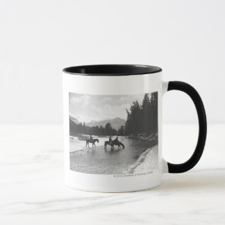 Taza Caballos que beben de y que cruzan un río
