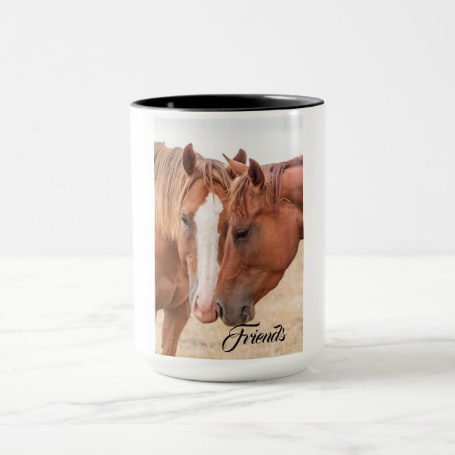 Taza Caballos zumbando en un pasto (Centro)
