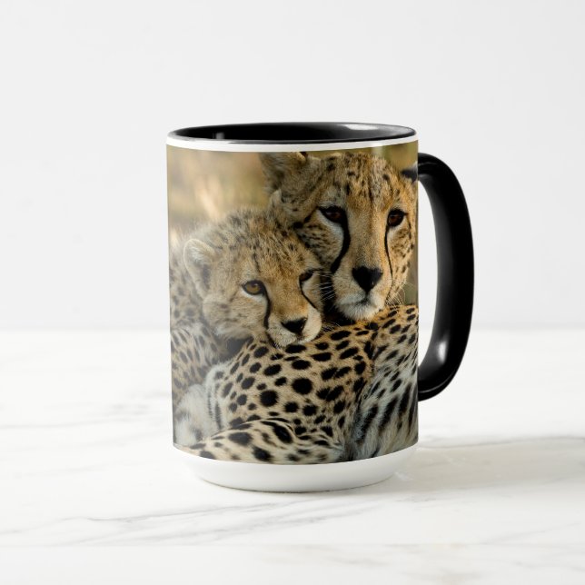 Taza Cachorro de Guepardo Acurrucado con su Madre (Anverso derecho)