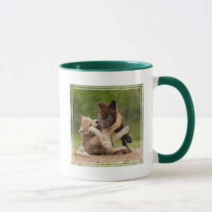 Taza Cachorros de lobo gris luchando