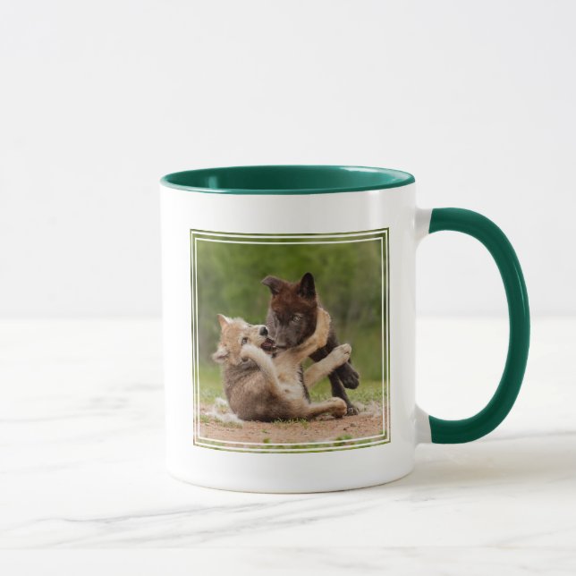 Taza Cachorros de lobo gris luchando (Derecha)