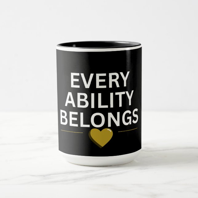 Taza Cada capacidad pertenece | Corazón inclusivo (Centro)