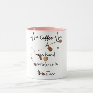 Taza café en una mano confianza en la otra