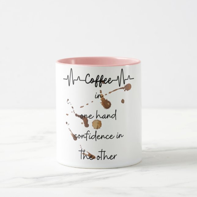 Taza café en una mano confianza en la otra (Centro)