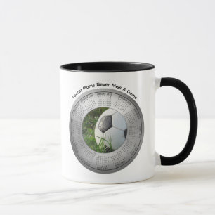 Taza Calendario de Mamá de Fútbol 2026 Café