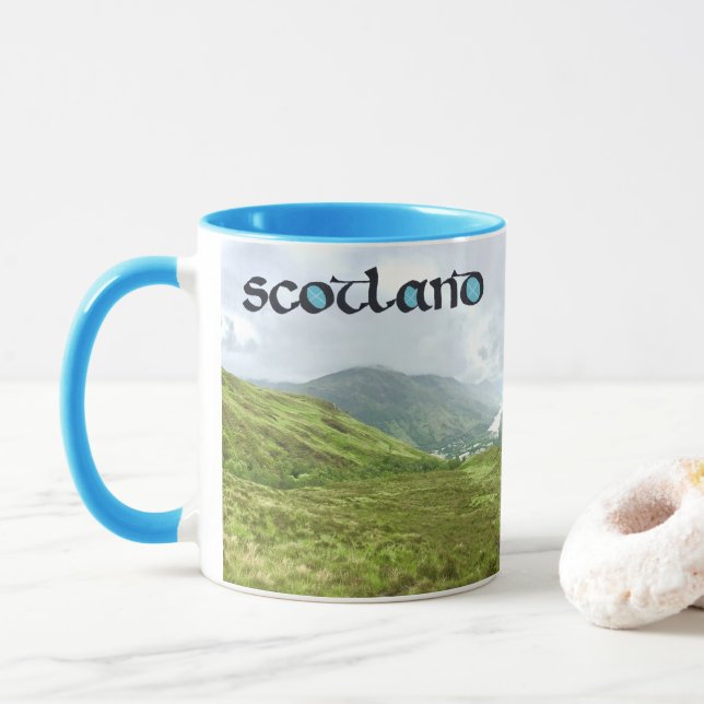 Taza Caligrafía escocesa con montañas de las Tierras Al (Con donut)