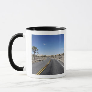 Taza calle apuesta en el medio del postre