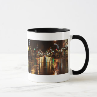 Taza Calle de la ciudad por la noche