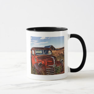 Taza Camión Dodge naranja oxidado con granja abandonada