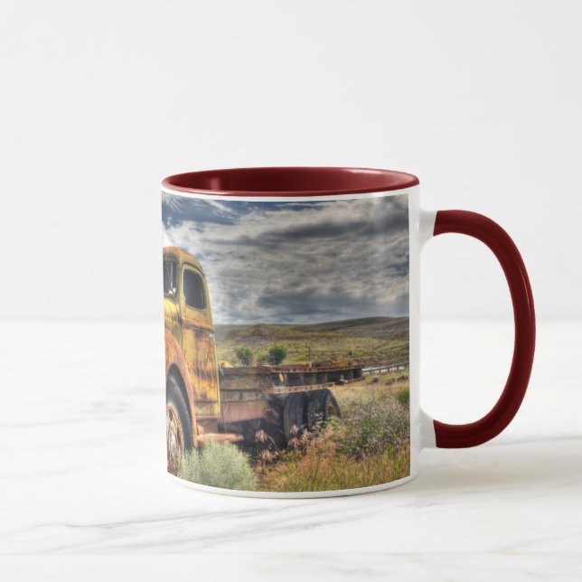 Taza Camión viejo abandonado en campo (Derecha)