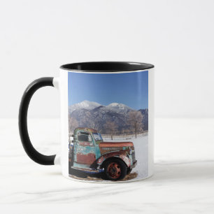 Taza Camión viejo sentado en el campo
