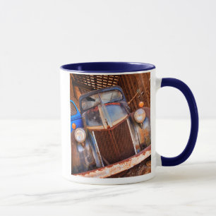 Taza Camión viejo y oxidado en una granja