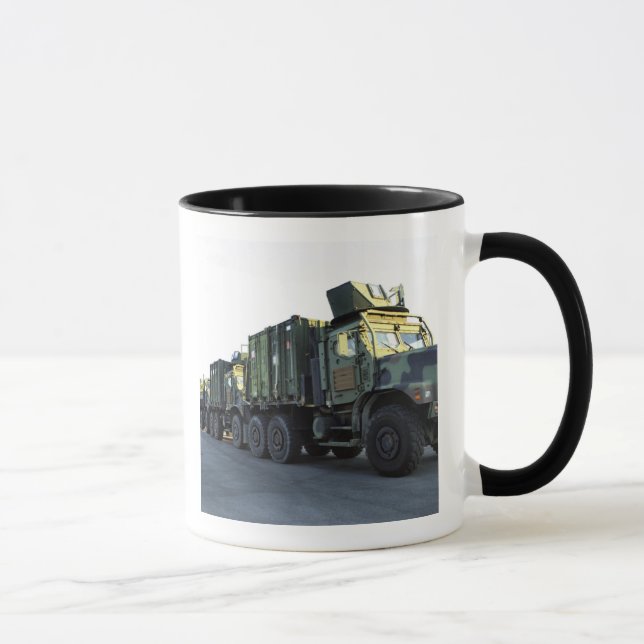 Taza Camiones armados sentados en el muelle de Morehead (Derecha)