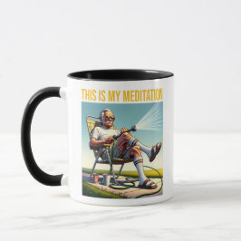 Taza Camiseta de hombre antiguo regando el césped