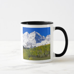 Taza Campanas Marrón con bosque de álamos en otoño.