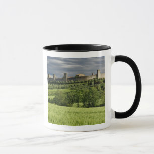 Taza Campo de trigo y Monteriggioni distante, en el
