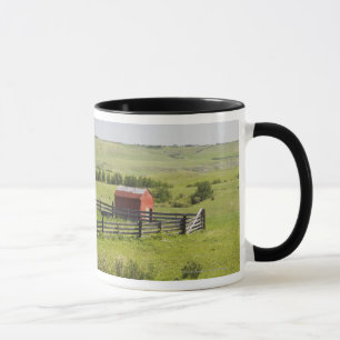 Taza Campos del pasto con una cabaña roja y un área