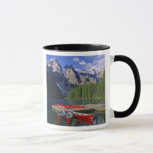 Taza Canadá, Alberta, Moraine Lake. Canoas rojas espera