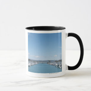 Taza canal en puerto en un día soleado con el cielo