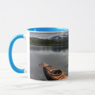 Taza Canoa de madera en la orilla del lago Beaver