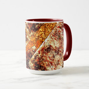 Taza capas sucias o oxidadas desorganizadas sobre mármo