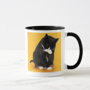 Taza Cara blanco y negro de la limpieza del gato con la