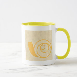 Taza Caracol amarillo en el fondo de la crema
