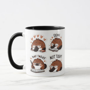 Taza Caracteres de Platypus con café y diarios
