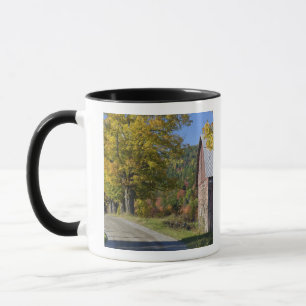 Taza Carretera junto a un clásico granero rural / granj