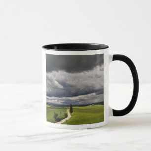 Taza Carretera y nubes de tormenta, región rural de Tos