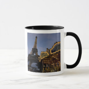 Taza Carrusel junto a la Torre Eiffel por la noche,