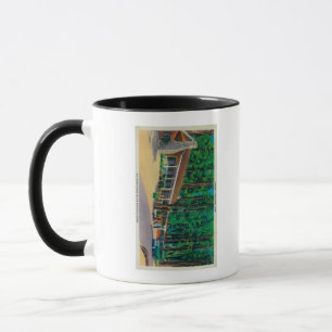 Taza Casa de campo grande de los árboles en la arboled