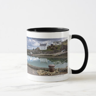 Taza Casas y barcos a lo largo del agua