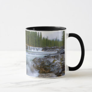 Taza Cascada en el río de las ovejas en montañas