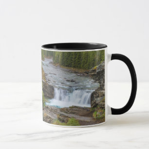 Taza Cascada en las montañas rocosas canadienses