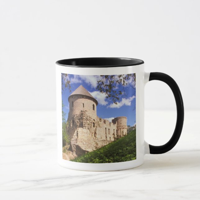 Taza Castillo de Cesis en Letonia central. (Derecha)