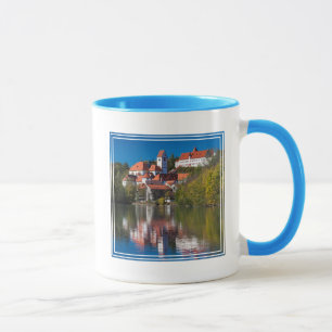 Taza Castillo y Abby junto al río