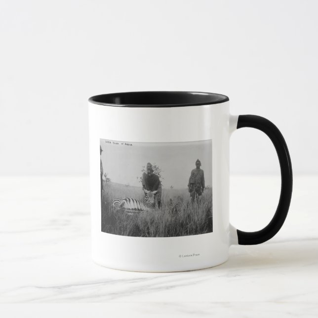 Taza Cebra asesinada por nativos en África. Fotografía (Derecha)