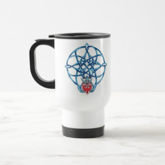 Taza céltica del viaje del nudo de Claddagh