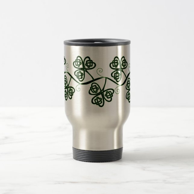 Taza céltica del viaje del trébol del nudo en (Centro)
