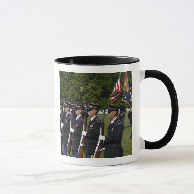 Taza Cementerio Nacional de Arlington, Arlington, (Derecha)