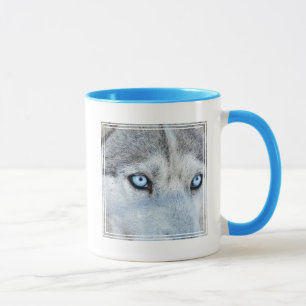 Taza Cerca del Husky Siberiano con los ojos azules