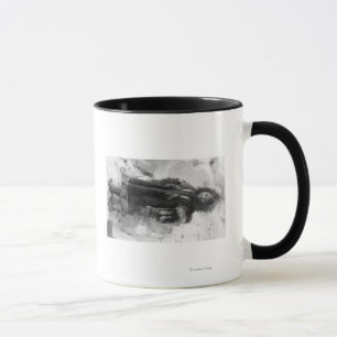 Taza Chica esquimal en un abrigo esquimal en Nome,