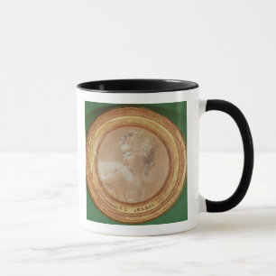 Taza Chica joven que exprime su pecho