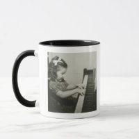 Chica que juega el piano